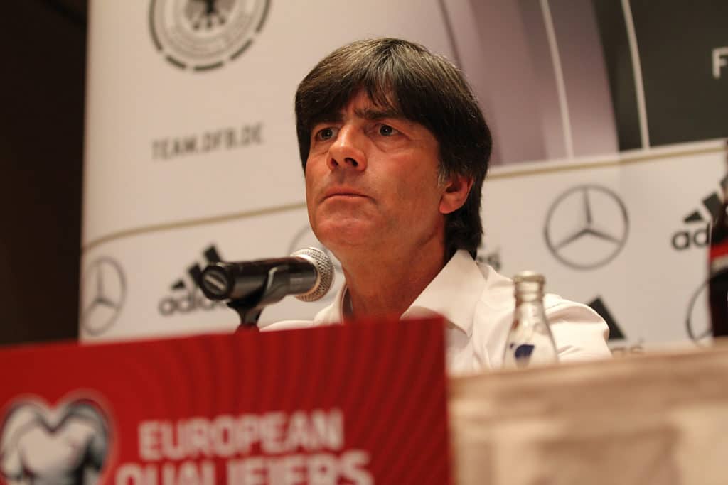 Joachim Löw in der DFB Pressekonferenz - in der EM 2020 Qualifikation steht er gewaltig unter Druck. (Shutterstock/Tomasz Bidermann)