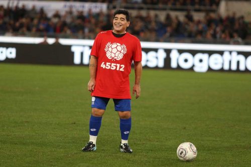 Maradona 2015 auf dem Fußballplatz bei einem Benefizspiel (Foto Depositphotos.com)