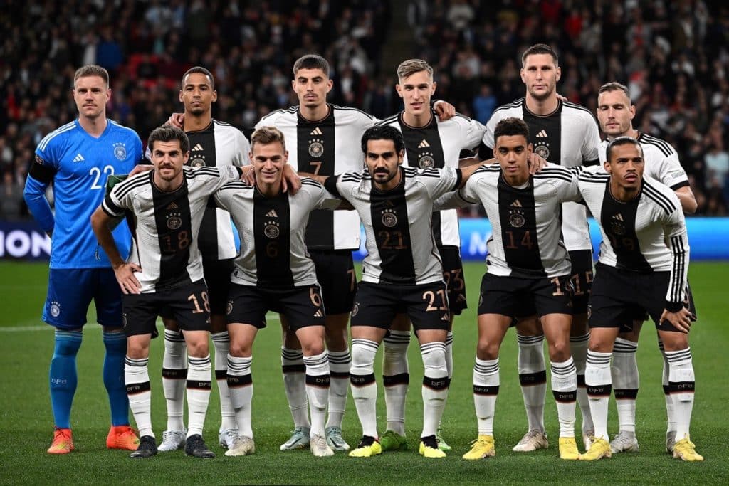 Die deutsche Fußballnationalmannschaft das erste Mal im neuen WM Heimtrikot 2022 gegen England am 26.September 2022. (Photo by Ben Stansall / AFP)
