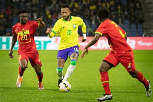 Brasiliens Stürmer Neymar im neuen 2022er Brasilien Trikot Nummer 10 am 23. September 2022. (Foto: Lou BENOIST / AFP)