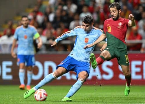 Portugals Mittelfeldspieler Bernardo Silva (Rückennummer 10) kämpft mit Spaniens Stürmer Alvaro Morata (Rückennummer 7) während des UEFA Nations League, Liga A, Gruppe 2 Fußballspiels zwischen Portugal und Spanien, im Städtischen Stadion in Braga am 27. September 2022. (Foto: PATRICIA DE MELO MOREIRA / AFP)