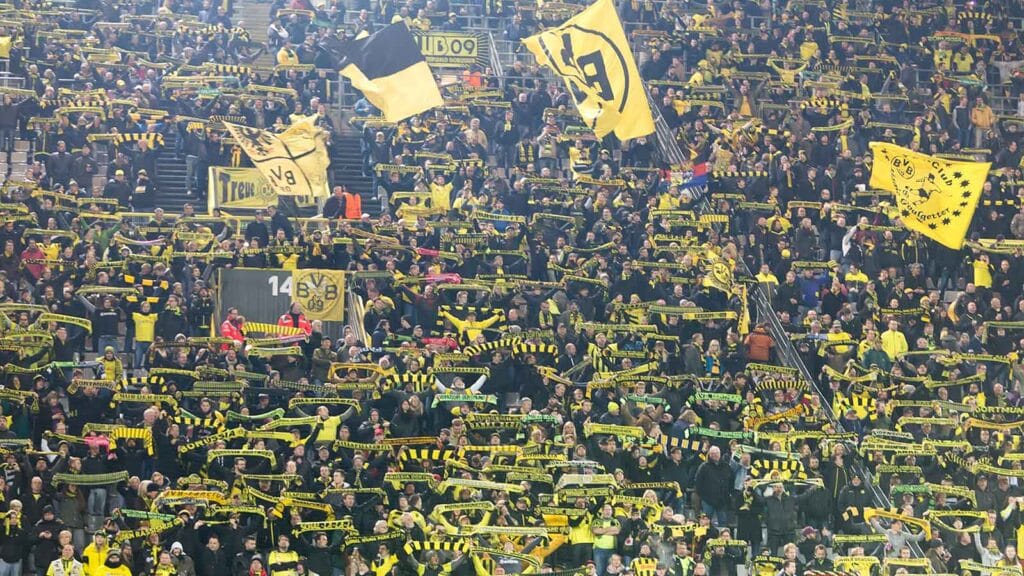 Dortmund fans im BVB Stadium dem Signal Iduna Park (Copyright depositphotos.com)